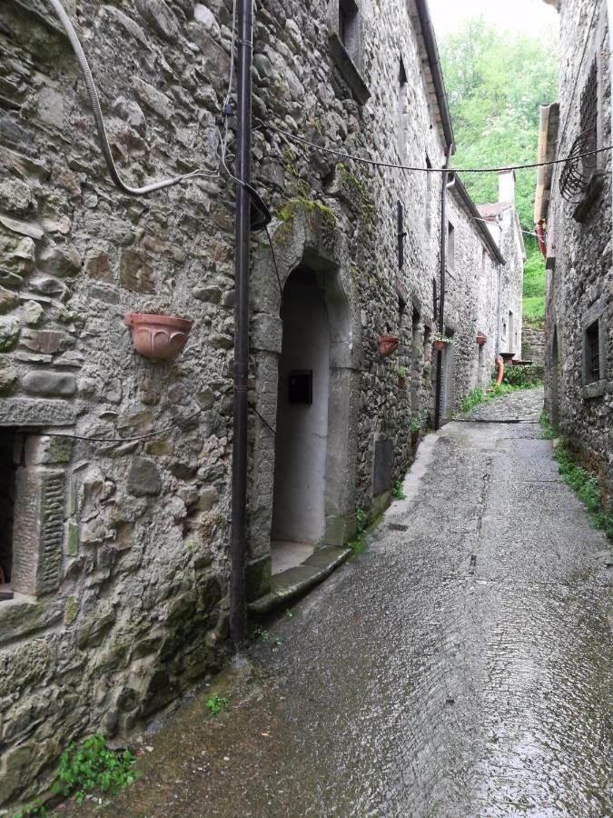 Le Case Nel Borgo Фивиццано Экстерьер фото